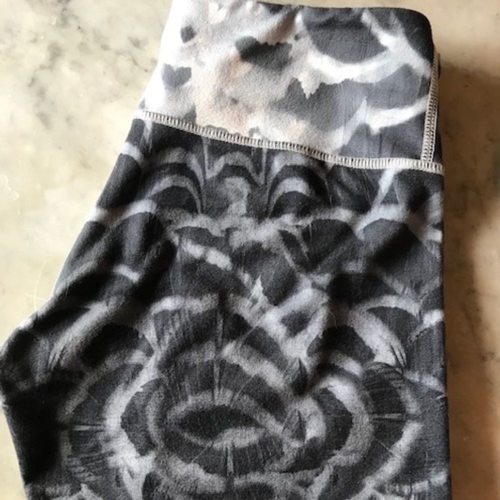 Lululemon "Pretty Plume Angel Wing" Wunder Under 8 - Picture 3 of 4